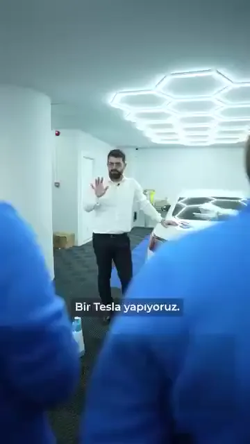 Anlatılan olay bir Tesla ile başlıyor: o dönem Türkiye'de doğru düzgün yokmuş, araç Avustralya'dan gelmiş ve daha önce hiç Tesla kaplanmamış.

Zor parça bagaj kapağı. Hem bir hattı var hem üstü içeri hem altı içeri; yekpare kaplanması gerekiyor. İlk denemede sonuç istenildiği gibi olmuyor.

Ertesi gün parça tek hamlede yapılıyor. Sebebi tekrar değil, prova: "Ne yapmam gerektiğini 6 kere uykuda yaptım ben onu."

Sonrasında yüzlerce Tesla kaplandığı söyleniyor, ama vurgu sayıda değil. Parçanın oraya nasıl uygulanacağını kafanızda bitirirseniz, geriye düşündüğünüzü uygulamak kalıyor.