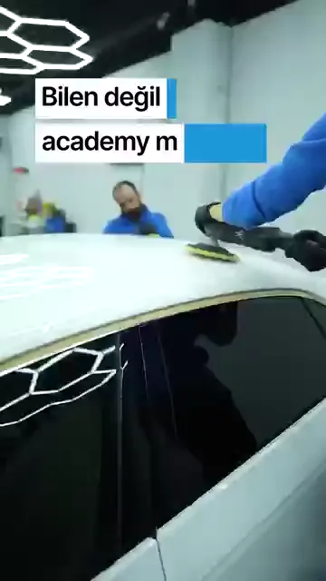 Kayıt beyaz aracın tavanında dönen pedli makineyle açılıyor, ardından koyu renkli araçta filmin kenarı bıçakla alınıyor. Sonraki karelerde çizgili ışık çubukları altında yüzey kontrol ediliyor, köpüklü fırçayla jant temizleniyor, sökülmüş bir koltuk üzerinde çalışılıyor ve araç köpükle yıkanıyor. Ekrandaki yazı dışında konuşma yok; kareler aynı gün içinde birden fazla uygulamanın yan yana yürüdüğünü gösteriyor.