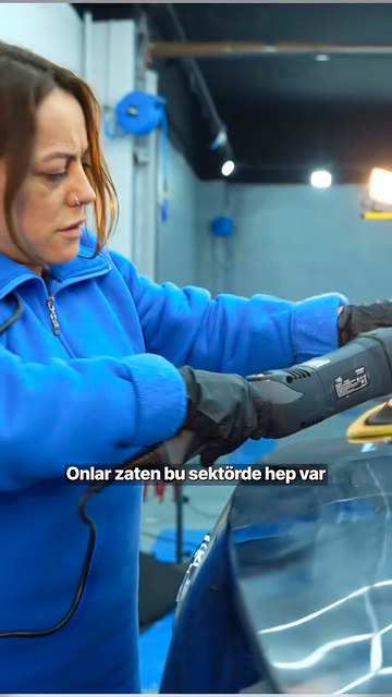 Erkek egemen görülen oto detailing sektöründe kadınlara pozitif ayrımcılık yaptıklarını ve kadınların eğitime ücretsiz katıldığını Lokman İn anlatıyor.