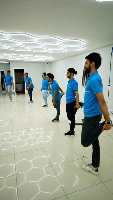 Bowax Academy'de eğitim öncesi yapılan sabah sporunun esneme bölümünden kısa bir kesit; gün birlikte ısınarak başlıyor.