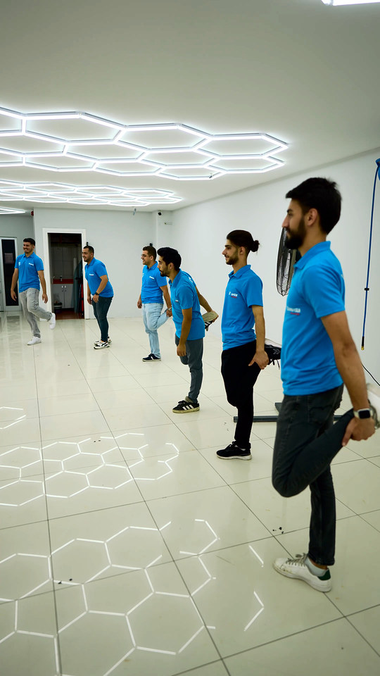 Bowax Academy'de eğitim öncesi yapılan sabah sporunun esneme bölümünden kısa bir kesit; gün birlikte ısınarak başlıyor.