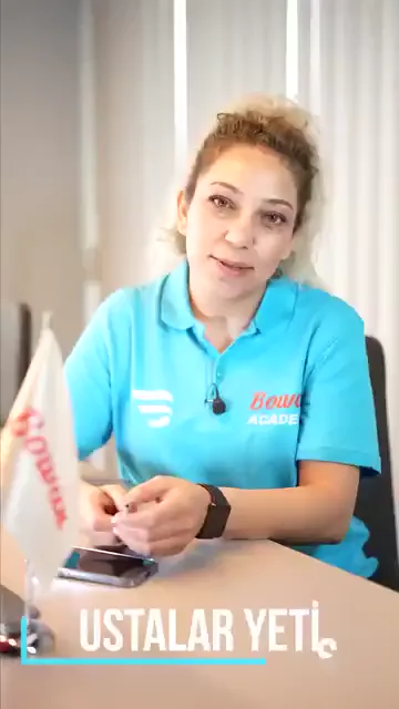 Katılımcı kendini üniversite mezunu olarak tanıtıyor ve araç kaplama işiyle uğraştığını söylüyor. Eğitimi, yaptığı işe doğrudan katkı sağlaması için aldığını anlatıyor.

İşi dışarıdan birine yaptırmak yerine kendisinin yapmak istediğini belirtiyor; çalışmayı düşündüğü yerler olarak İstanbul ve Ankara'yı söylüyor.

Ekranda kaydın üzerinde “USTALAR YETİŞİYOR” yazısı duruyor.