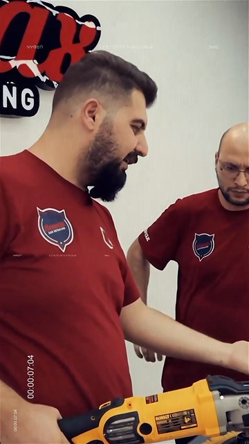 Tahtada teoriyle başlayan Detailing Workshop, polisaj makinesiyle araç üzerinde uygulamayla sürüyor ve bitmiş araçla sonuçlanıyor.