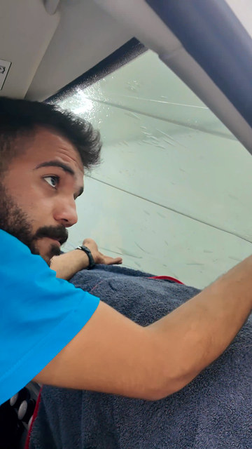 Ön cama cam filmini araç içinden uygularken torpidoyu kalın bir havluyla örtüyoruz; camda kullanılan su torpidonun üzerine akar.