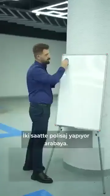 Kâğıt üstünde mümkün görünüyor. İki saatlik listede demir tozu, kil temizliği ve bir sürü kalem yazıyor; oysa bunların hepsi polisaj başlamadan önceki hazırlık.

Ön yıkama tek başına zaman alıyor. Araç daha yıkanıp hazırlanırken yarım gün gidiyor, üstelik iş kil sürmekle bitecek bir şey değil.

İddianın atölyedeki karşılığı da anlatılıyor: pasta aracın her yerine damlatılıyor, makine 2000 devre alınıyor, müşteri arkasını döndüğünde bir havluyla siliniyor.

Süreyi kısaltan yöntem değil, atlanan adımlar.