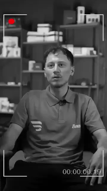 Kararını uzun bir araştırmanın sonunda vermiş: “İnternetten burayı çok araştırdım.”

Onu yönlendiren şey teknik bir ayrıntı değil, karşılaştığı insanlar olmuş; çalışanları ve eğitim için gelen diğer katılımcıları anlatıyor, yüzlerinin güldüğünü söylüyor.

Geldiğinde de aynısını bulduğunu ekliyor: “ortam sıcaktı”.