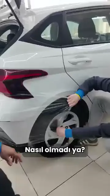 Tartışma bir iddiayla açılıyor: makineden kesiyorum, pre-cut yapıyorum, oluyor.

Anlatım bu mantığı sonuna kadar götürüyor. Madem öyle, bir yazılım ve bir sistem kurulur; kişi siteye girer, arabasının modelini seçer, kesilmiş malzeme koliyle evine gider ve kaplamasını kendisi yapar.

Devamında o cihazların ve yazılımların 2020'de getirildiği, işe yarasaydı bugün öyle çalışılacağı söyleniyor.

Maket bıçağı kullanılmadığı iddiası ise ortada bir soru bırakıyor; videonun kendi sorusu da bu: "Sizce doğru mu?"