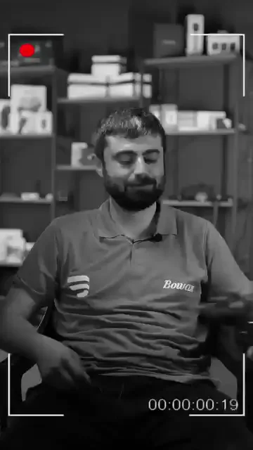 İki gündür atölyede birlikte çalıştığı eğitmenlerden ve ofis katındaki ekipten memnun olduğunu söylüyor.

Sonra doğrudan kameraya dönüyor: “ezberletilen bir şey değil, yaşananı söylüyoruz.”

Kendisine kimsenin zorla ya da parayla bir şey söyletemeyeceğini, burada mutlu olduğu için konuştuğunu ekliyor.