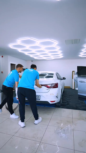 Bagaj kapağından tavana, kapıdan tekerlek kemerine kadar farklı araçlarda PPF kaplama yapıyoruz; atölyede yoğun bir eğitim günü.