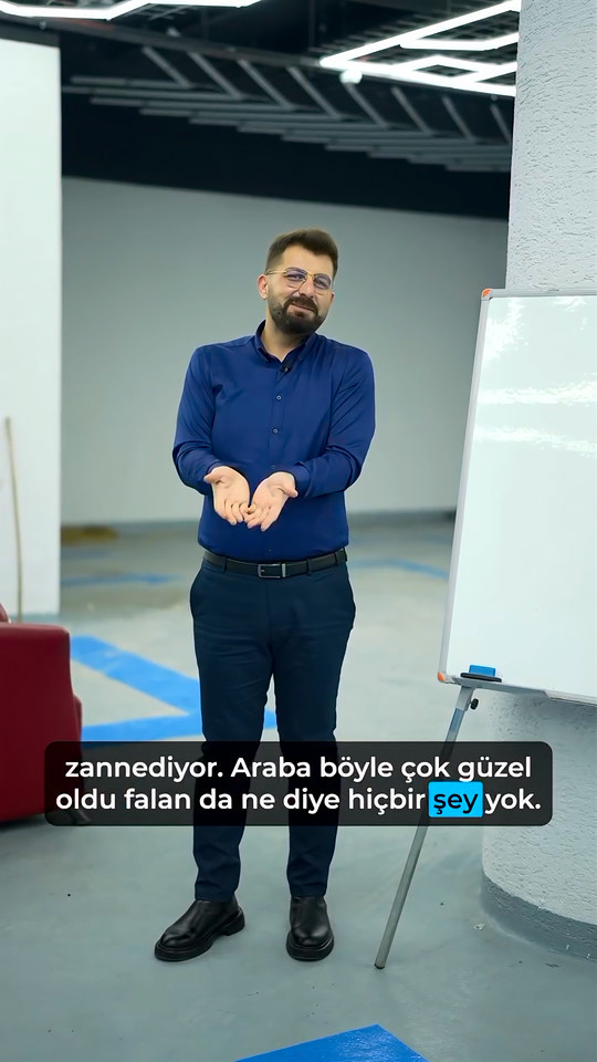 Araçta patlatılan koku bombasının kokuyu yok etmediğini, ozonun ise kokuyu kaynağında aldığını Bowax kurucusu Lokman İn karşılaştırıyor.