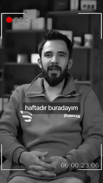 İki haftadır burada olduğunu söylüyor: “Geldim ben 2 haftadır buradayım.” Eğitimden memnun olduğunu belirtiyor.

Başarıyı ise tek bir şarta bağlıyor: dışarı çıktıktan sonra tekrar ve pratik. Kendi ifadesiyle işi “pratiğe döktükten sonra” oturacağının farkında olduğunu söylüyor.