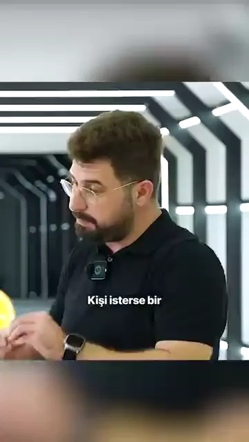 Cevap kişinin nerede durduğuna bağlanıyor: "Kişi isterse bir programa da katılabilir, birkaçına da katılabilir. Hepsine de katılabilir."

Örnekler somut veriliyor. Polisajı bilen biri işletmesini iyileştirmek için PPF tarafına geçebiliyor; PPF'i bilen biri cam filmine katılabiliyor; hiç bilmeyen biri polisaj, PPF ve cam filmi eğitimlerini sıfırdan alabiliyor.

Ölçü tek cümlede özetleniyor: "Kişinin ihtiyacı neyse ona göre ilerliyoruz."