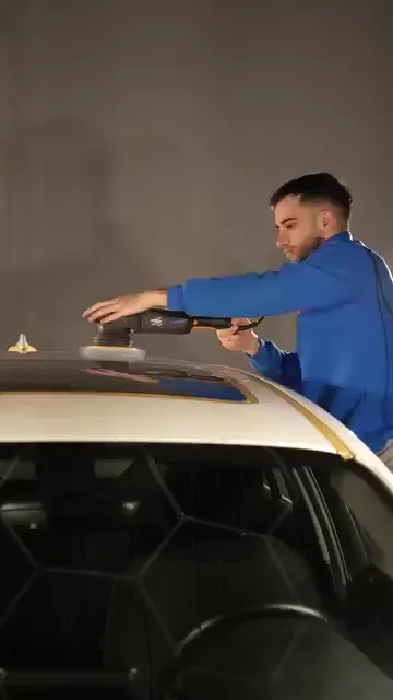 Bir kişi kollarını uzatarak açık renk aracın tavanına yerleştirdiği açık renk pedli makineyi ileri geri sürüyor. Tavan geniş ve düz bir yüzey olduğu için makine tek yönde uzun pasolarla ilerliyor. Karede tavanın kenarındaki krom çıta ve altındaki koyu cam, çalışılan alanın sınırını belirliyor.