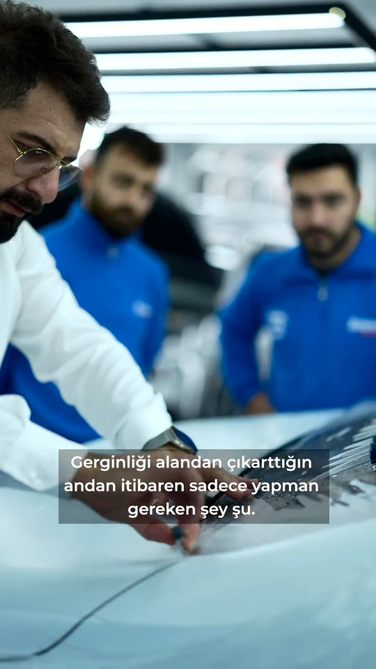 PPF kaplamada kıvrımlı yüzeyde filmin neden kastığını ve bu gerginliğin nasıl giderildiğini eğitmenimiz uygulamada gösteriyor.