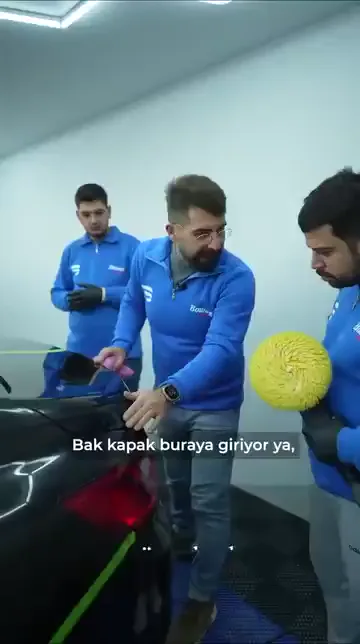 Kapının içeri giren, dışarı doğru açılan hatları polisajın en riskli bölgeleri. Keçenin tamamını o aralığa sokarsanız bir tarafı yakmadan diğerini yakıyorsunuz.

Çözüm keçeyi küçültmek değil, yönetmek. Çalışan kısım sizin kontrolünüzde olacak; çalışmayan kısmın boşta kalmasında sakınca yok.

Hoca bunu yer değiştirerek gösteriyor, makineyle çalışırken hangi tarafa gelinmemesi gerektiğini tek tek işaret ediyor.

Eğimde ölçü, keçenin tamamını yüzeye vermek değil, yüzeye değen kısmı bilerek seçmek.