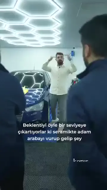 Beklenti gerçeğin çok üstüne çıkarıldığında ortaya "arabaya seramik yaptırmıştık, çamurluk nasıl yok" gibi bir soru çıkıyor. Seramik darbeye karşı bir zırh değil.

Kalınlığı da bunu söylüyor: uygulamadan sonra en fazla dört, beş mikron.

Yaptığı iş başka. Kuş pisliği ve yanıklara karşı direnç gösteriyor, yüzeye hidrofobik yapı kazandırıyor; araç daha parlak duruyor ve daha hızlı temizleniyor.

Çizik tarafındaki avantajı ise şu: kılcal çizik oluştuğunda çizilen nokta seramik oluyor, vernik değil. Koruma önden yapılıyor.