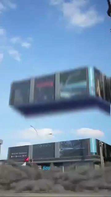 Kayıt yolun kenarındaki tabelayla açılıyor, kırmızı halılı girişten atölyeye geçiyor. Sonraki karelerde şeffaf film bir hatchback'in bagaj kapağına, kırmızı bir aracın kaputuna ve koyu renkli bir aracın kapı bölgesine pembe ragle ile bastırılıyor; yanında sabunlu su spreyi duruyor. Konuşma yok, ekranda da yalnız plaka görünüyor.