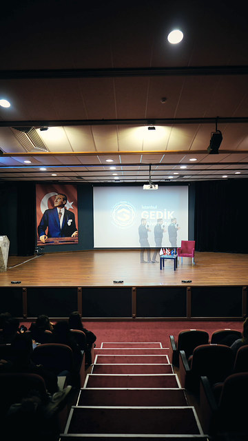 İstanbul Gedik Üniversitesi konferans salonunda öğrencilerle söyleşi biçiminde bir Bowax Academy buluşması yaptık; Lokman İn konuşmayı sahneden sürdürüyor.