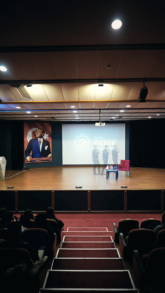 İstanbul Gedik Üniversitesi konferans salonunda öğrencilerle söyleşi biçiminde bir Bowax Academy buluşması yaptık; Lokman İn konuşmayı sahneden sürdürüyor.