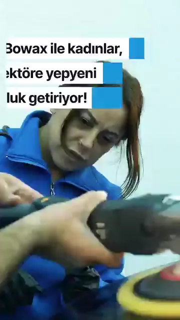 Atölyede dört ayrı iş aynı kesitte geçiyor: makineli polisaj, tampon maskeleme, çamurluğa film uygulaması ve araç içi temizlik. Hepsini kadın katılımcılar yapıyor.

Ekrandaki metin, kadınların sektöre adım atması için eğitimin ücretsiz olduğunu duyuruyor.