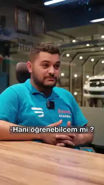 Gelmeden önceki tereddüt olduğu gibi aktarılıyor: "Hani öğrenebilcem mi? Bir şeyler kendime katıp gidebilcem mi? Yoksa boş mu dönücem?"

Sonuç tek cümlede toplanıyor: "İyi ki gelmişim dedim."

Kıyas noktası da veriliyor. Bu işe yıllarını verip aynı kıvama gelemeyen insanlar olduğu, burada ise bir hafta içinde kademe kademe ilerlendiği söyleniyor. Korkunun gittiği, artık bir aracın tek başına çıkarılabileceği ekleniyor.

Kapanış, tereddüt edenlere: "Düşünmeyi bırak ve harekete geç."