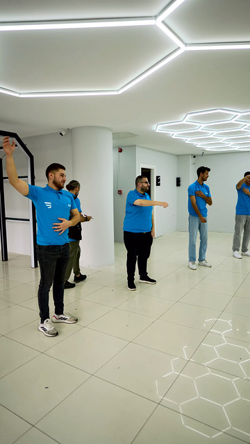 Bowax Academy'de eğitimden önce her sabah yaptığımız sporun bir kesiti; kursiyerlerimiz ve ekibimiz salonda birlikte ısınıyor.