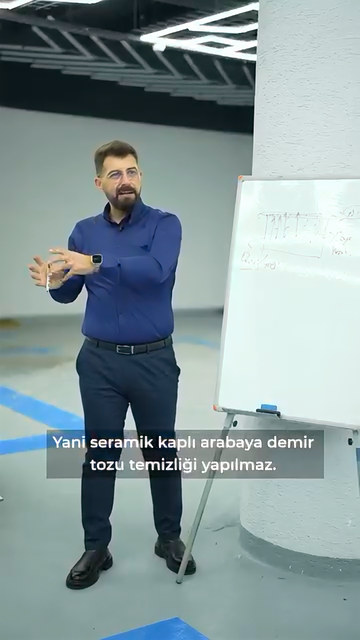 Eğitmenimize göre seramik kaplamalı araca demir tozu temizliği yapılmaz: yoğun kimyasal seramiği matlaştırır, kil de çizer; ikisi de ömründen alır.