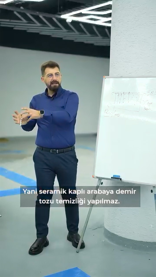 Eğitmenimize göre seramik kaplamalı araca demir tozu temizliği yapılmaz: yoğun kimyasal seramiği matlaştırır, kil de çizer; ikisi de ömründen alır.