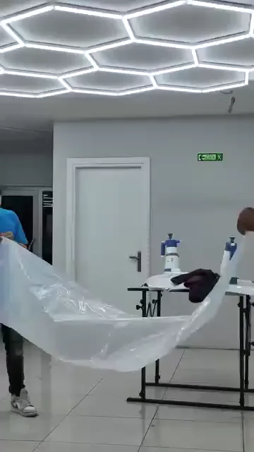 Şeffaf film önce boydan boya açılıyor, kayganlaştırıcı spreyle ıslatılan yüzeye serilip ragle ile ortadan kenara doğru sıvazlanıyor. Far çevresi, panjur kenarı ve tampon kıvrımı gibi dönüşlü bölgeler tek parça filmin esnetilmesiyle kapatılıyor. Ön tampon yoldan gelen taş darbesini ilk karşılayan bölge olduğu için filmin kenarlara tam oturması belirleyicidir.