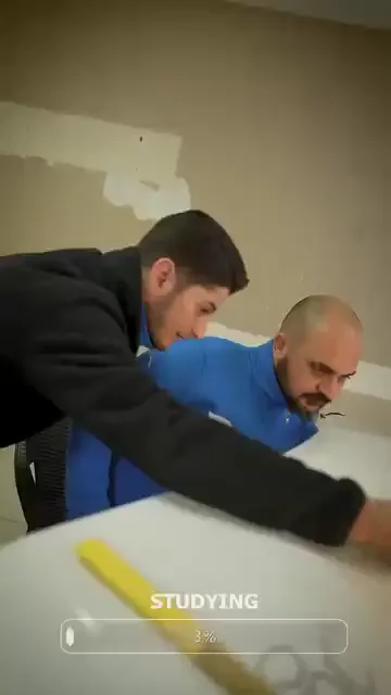 İlk karelerde sehpaya alınmış açık renkli bir panel var; iki kişi eğilmiş, sarı levye ve küçük bir el aletiyle yüzeye içeriden bastırıyor, üçüncü kişi omuz başından izliyor. Sonraki bölümde mavi bir panelde aynı şekilde çalışılıyor. Kaydın son çeyreğinde koyu renkli bir araçta film ragle ile bastırılıyor. Konuşma yok; ekranda yalnız ilerleme çubuğu görünüyor.