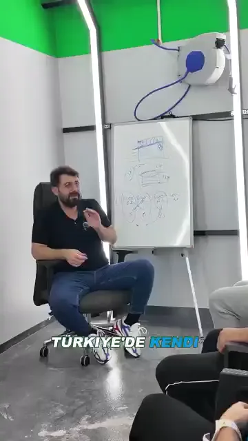 Anlatım, beyaz tahtanın önünde oturarak yapılıyor ve konu tek bir noktada toplanıyor: yaptığı işe değer vermeyen, saygısı olmayan insanların çokluğu.

Örnek Avrupa'da görülen bir uygulamadan veriliyor. Aparat kuruluyor, ışık ayarlanıyor, tabancaya geçiliyor, birkaç dokunuşla iş bitiriliyor; ardından terliğin altına silikon sıkılıp kapı çekiliyor.

Soru tam burada geliyor: “Ustalık mı bu, gerçekten bu ustalık mı?”

Kapanış cümlesi ölçüyü koyuyor: “Kendi yaptığın işe değer verirsen öyle bir görsel vermezsin.”