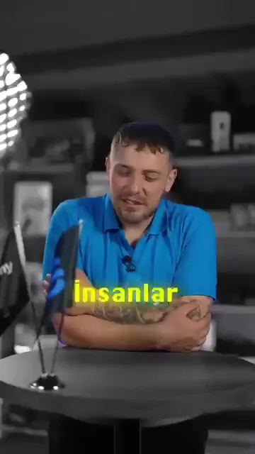 Stüdyo kurulumunda, akademi formasıyla oturan bir katılımcı konuşuyor; altyazılar cümle cümle değil, kelime kelime akıyor.

Okunabilen parçalar eğitimin nasıl geçtiğine dair: yanlışların gösterilmesi, işin prosedürüyle öğrenilmesi, hocaların ilgisi ve buraya gelmeden önce internette yapılan araştırma.

Cümleler bütün olarak okunamadığı için burada birebir alıntı yapılmadı.