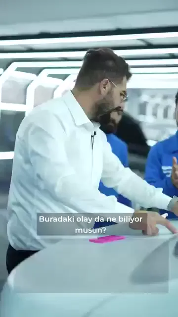 Kıvrımlı bölgelerde malzemenin kenarları uzatılırken ortası geride kalıyor; kasan da o orta bölge. Gerginlik dediğimiz şey bu.

Yapılacak iş kenarları daha çok çekmek değil, gerginliği alandan çıkarmak. Gerginlik çıktığı anda filmi yukarı çekecek bir kuvvet kalmıyor.

Sonrasında yalnız safla ilerlemek yetiyor. Videoda kaldırılan bölgenin kendi yerine geri gittiği gösteriliyor.

Oturmayan bir noktada önce kuvvet değil, sebep aranıyor.