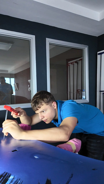 Boyasız göçük düzeltme eğitiminde göçüğü PDR ışık panosuyla bulup levyeyle içten itiyor, yükselen noktaları kalem ve çekiçle indiriyoruz.