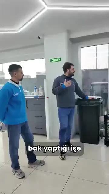 Konu, mesleğe yukarıdan bakma alışkanlığı. Herkesin kendi işini tarihe damga vurmuş gibi anlatmasına karşılık, aynı bakış diğer mesleklere sırayla uygulanıyor.

Ekmekçi hamuru fırına atıyor ve çıkarıyor; su tesisatçısı boruları birbirine kaynatıyor; elektrikçi fazla nötrü bağlıyor. Avukatın verisini, yazılımcının kodunu, grafikerin tasarımını ise bugün makineler çok daha hızlı üretiyor.

Yani küçümsemeye başlarsan sıra herkese geliyor.

Geriye tek ölçü kalıyor: işi yapan kişinin el yeteneği ve zekâsı.