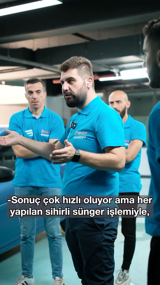 Sihirli süngerin deri koltuk temizliğinde neden sona bırakıldığını ve işe hangi araçla başlandığını Lokman İn detaylı temizlik uygulamasında anlatıyor.