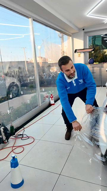 Arka tampona PPF uygulanırken eğitmenimiz, filmde pot kalan yerde aynı hamleyi tekrarlamak yerine duruşun ve hareketin değişmesi gerektiğini söylüyor.