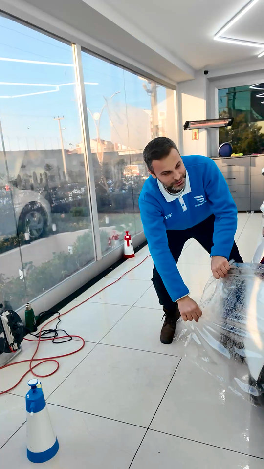 Arka tampona PPF uygulanırken eğitmenimiz, filmde pot kalan yerde aynı hamleyi tekrarlamak yerine duruşun ve hareketin değişmesi gerektiğini söylüyor.