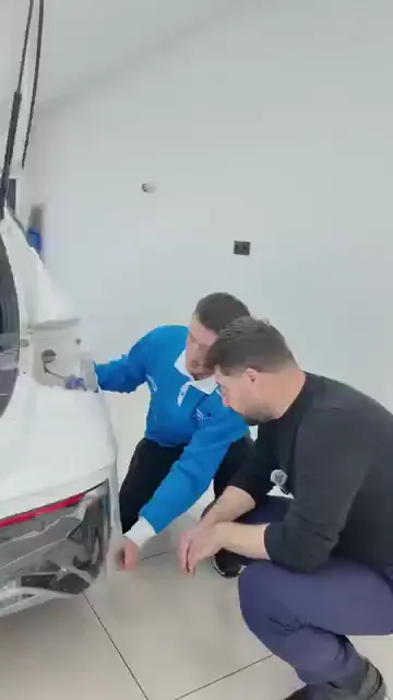 Uygulamada önce duruş düzeltiliyor: araca yanaş, dizlerinden birini yere koy, malzemeyi aşağı değil hep ileri çek.

Ardından tutuş sınanıyor. Katılımcı bir eliyle fazla güç verdiğinde malzemenin yüzeyde ne hale geldiği anında gösteriliyor; o el gevşetilince görüntü değişiyor.

Ders tek cümlede toplanıyor: iki elin gücü dengelenmeden çekilen malzeme, ne kadar uğraşılırsa uğraşılsın oturmuyor.