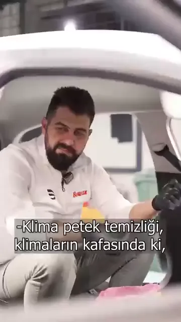 Değil. İçindeki şey videodaki tanımla "bildiğimiz parfümün gazla buluşmuş hali"; herhangi bir klima temizleyicisi değil.

Klima petek temizliği de peteklerin ucunu temizlemek anlamına gelmiyor. Peteklerin içeride birleştiği bir kanal var, iş orada yapılıyor.

Yapılması gereken o kanallara köpük basmak. Köpük kanalın içini dolduruyor, toz ve tortuyu eritip sıvı hâline getiriyor; klima çalıştırıldığında bunlar tahliyeden dışarı atılıyor.

Kokuyu örten ürünle kiri dışarı atan işlem aynı fiyat listesine yazılabilir ama aynı iş değil.