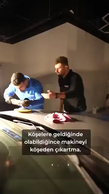 Köşeye geldiğinizde makineyi köşeden çıkarmayın. Keçe döndüğü için kenara sarabiliyor; yaklaşıp geri gelmek ve keçeyi genel olarak yüzeyde tutmak gerekiyor.

İkinci uyarı bakış açısıyla ilgili: "Hep aynı noktaya bakarsan çiziği kaçırdığın nokta olabilir." Işık yanıltmasın diye açınızı arada bir değiştirmeniz isteniyor.

Üçüncüsü pasta kalıntısı. Yüzeyde pasta bitse bile kalıntısı görüşü kapatıyor; belli aralıklarla silip yüzeyi görmek, gerekiyorsa devam etmek şart.

Sıralama hep aynı: zemini al, çizik var mı bak, sonra bir sonraki adıma geç.