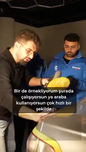 Devir tek başına ayarlanan bir değer değil, yüzeye göre değişen bir karar. Videoda bu araç kullanmaya benzetiliyor: viraja gelirken gaz kesilir, vites düşürülür, çıkışta yeniden hızlanılır.

Panelde de aynı mantık geçerli. Düz yüzeyde devam edersiniz; kavisli ya da dönmeniz gereken bir noktada önce devri düşürüp pozisyonu alır, sonra artırırsınız.

Bunu "durayım, devri ikiye alayım, sonra devam edeyim" diye yapamazsınız. Devir ayarının elin altında olma sebebi de bu: yüzeyi ve devri aynı anda kontrol edebilmeniz.

Makine örnek olsun diye çalıştırılıyor ve elin nerede duracağı gösteriliyor: ya yukarı-aşağı ya sağa-sola.