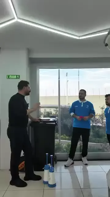 Atölyedeki araçlara uygulanan kaplamanın sonunda söküldüğü anlatılıyor. Sebebi basit: buradaki araçlar müşteriye teslim edilmiyor, çalışma baştan sona öğrenme amaçlı. Doğru yapılmış bir uygulama bile eğitim bittiğinde sökülüyor.

Konuşma oradan sektöre dönüyor. Kimsenin kullandığını söylemediği malzemenin gümrükte konteynerlerle beklemesi hatırlatılıyor; yani birileri onu alıyor ve araçlara uyguluyor.

Eleştirinin hedefi günü kurtarma alışkanlığı: sosyal medyadan hızlı müşteri bulmaya dönük hamleler sektörü büyütmüyor, tersine yıpratıyor.