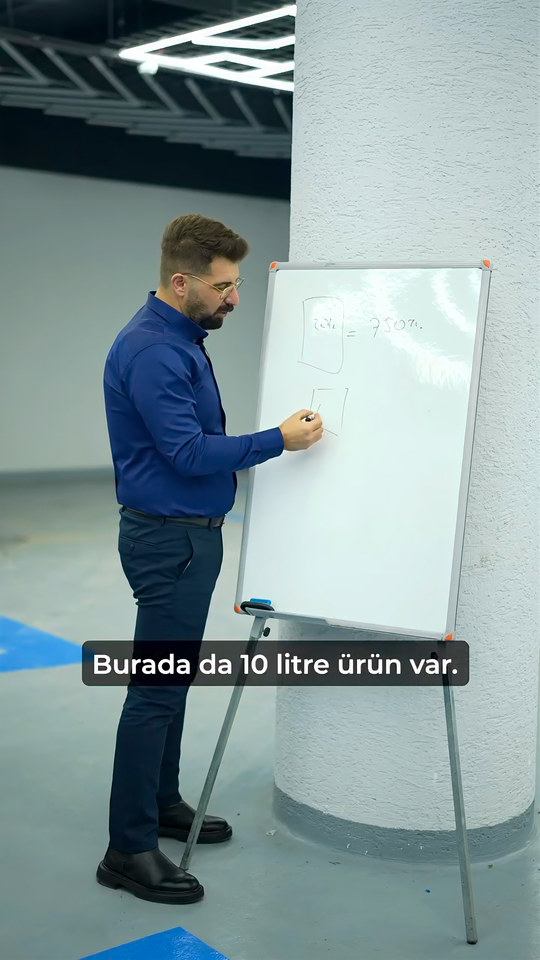 Detaylı temizlikte markalı ve markasız kimyasal arasındaki farkın fiyatta değil kullanımda olduğunu Lokman İn tahtaya hesap yazarak anlatıyor.