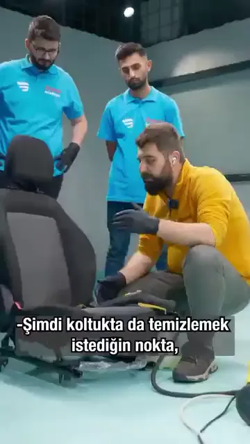 Koltukta temizlenmesi gereken görünen yüzey, altındaki sünger değil. Kumaşa gereğinden fazla su ya da kimyasal verirseniz aslında süngeri yıkamış oluyorsunuz.

Sünger fazla ıslandığında kurutmada kurutulamıyor. Araç teslim edilirken yüzey kuru görünebilir.

Sorun müşteri koltuğa dokunduğunda ya da oturduğunda çıkıyor: süngerdeki su ve ilaç yüzeye çıkıyor, lekeler görünmeye başlıyor.

Bunun adı kusma. Sebebi çoğu zaman eksik temizlik değil, fazla ıslatma.