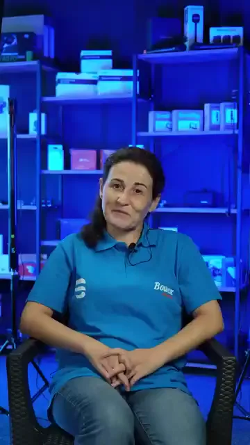Ekrandaki tek yazı "Eğitimin İlk Günü"; gerisini katılımcılar anlatıyor.

Elif kendini 42 yaşında, evli ve iki çocuk annesi olarak tanıtıyor. PPF kaplamayı merakından öğrenmek istemiş, bir arkadaşının tavsiyesiyle gelmiş.

En çok çekindiği şey ezbere eğitimmiş. İlk günün sonunda bunun olmadığını söylüyor: gün sabahtan beri bolca uygulamayla, yanlış-doğru tekrarlarıyla geçmiş.

Kadınların bu işe yatkınlığı da konuşuluyor; dikkat, ayrıntıyı yakalama ve titizlik öne çıkarılıyor. Elif günü şöyle bağlıyor: buradan bu işi öğrenmeden gitmeyecek.