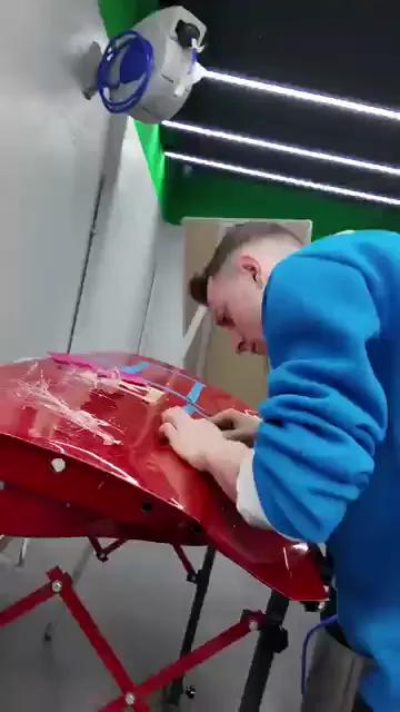 Göçüğün üstüne kırmızı çekme pulu yapıştırılıyor, ardından aparat pula geçirilip metal kademe kademe dışarı alınıyor. Çizgi aydınlatma panele yansıtılıyor; yansımadaki bozulma azaldıkça göçüğün kapandığı anlaşılıyor. Arkasına ulaşılamayan panellerde çekme, söküm yapmadan çalışmanın tek yolu olarak kalır.