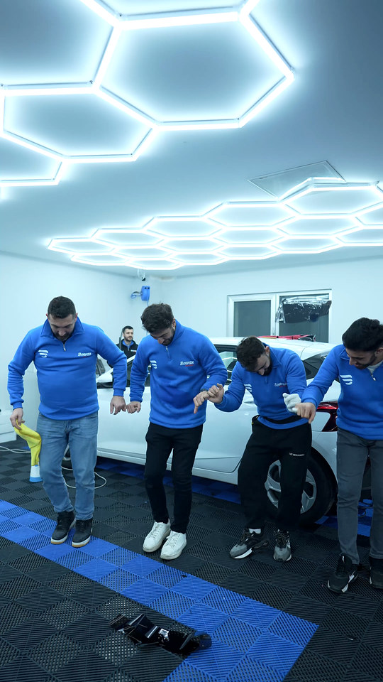 Bowax Academy'de eğitim arasında halaya başlıyoruz; halay sırası atölyenin bir ucundan öbür ucuna kadar uzayıp gidiyor.