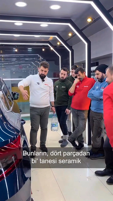 Dört farklı işlem görmüş panele su dökerek seramik kaplamanın yalnız su itmesine bakılarak anlaşılamayacağını Bowax kurucusu Lokman İn gösteriyor.