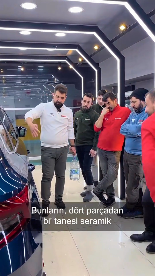 Dört farklı işlem görmüş panele su dökerek seramik kaplamanın yalnız su itmesine bakılarak anlaşılamayacağını Bowax kurucusu Lokman İn gösteriyor.